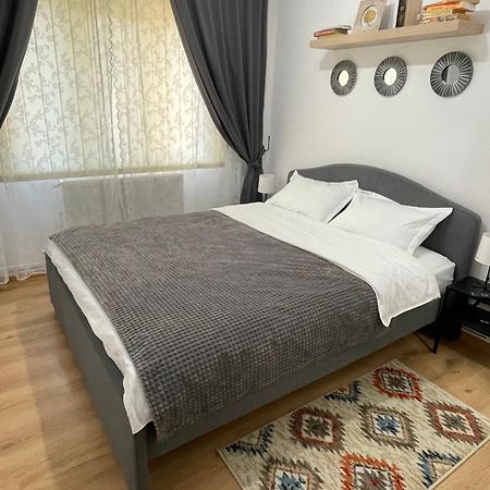 Apartament Cina Husi Esterno foto