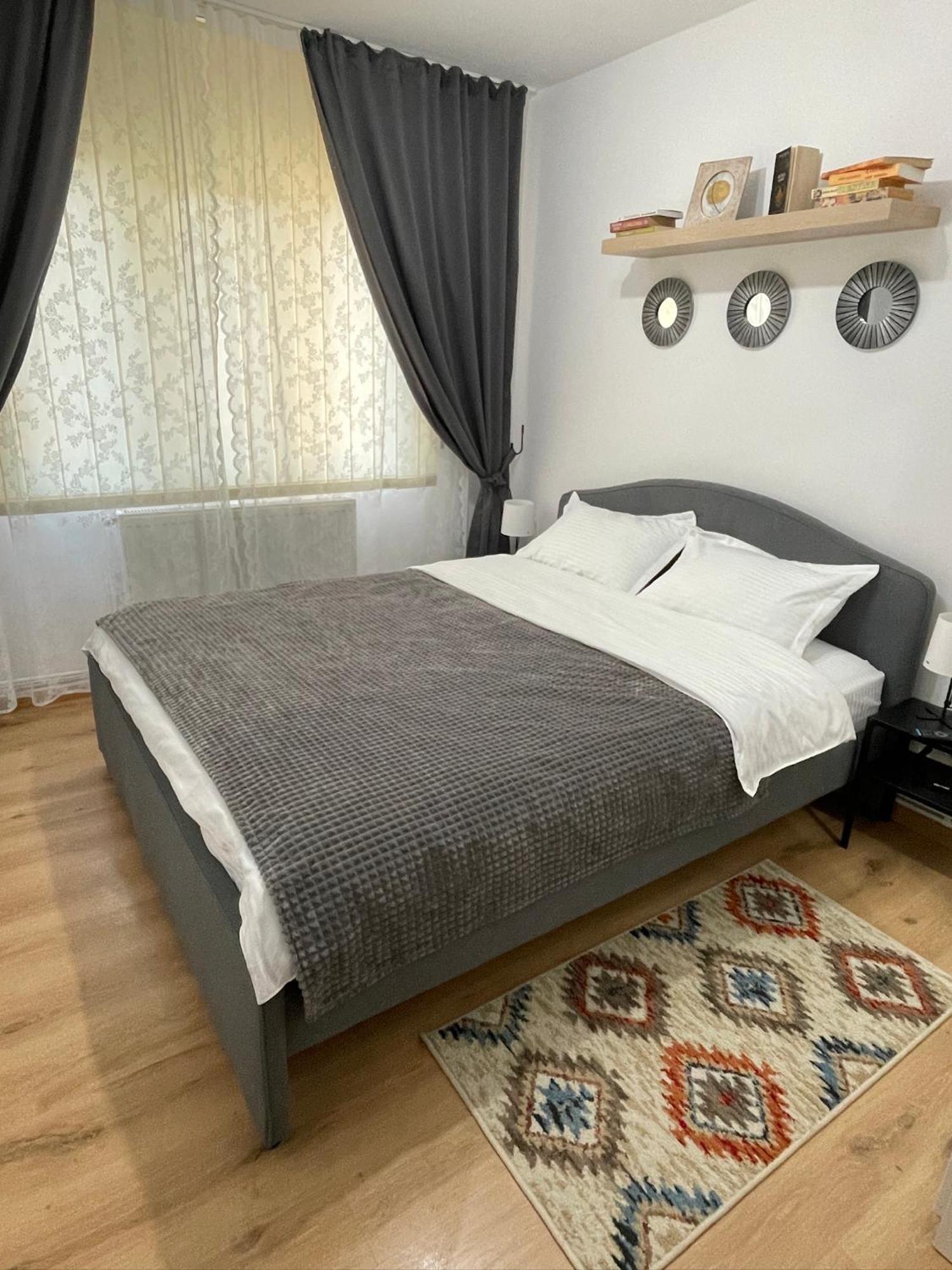 Apartament Cina Husi Esterno foto